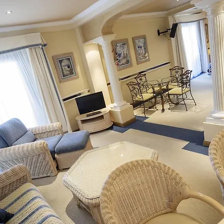Hotel East By Pierre & 4*