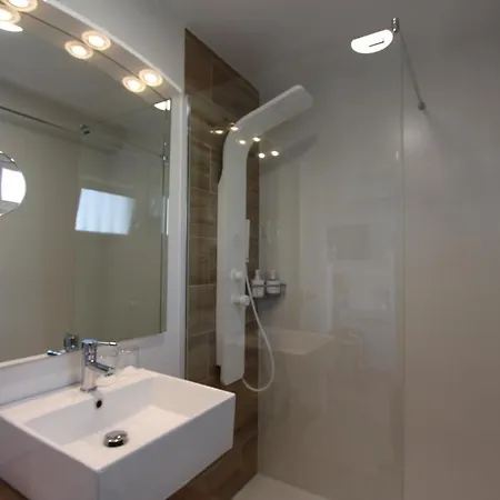 Lantana Suite-turis Apartment