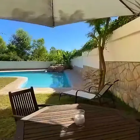 - Kitchen, Pool, Barbecue&large Garden