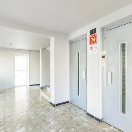 Familias En Edificio Acacias Benidorm