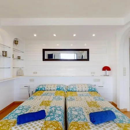 Luxury Beachfront Apartment *