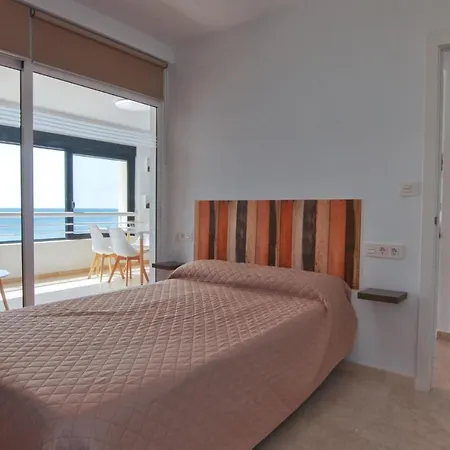 Luminoso En Primera Linea De Playa Apartment