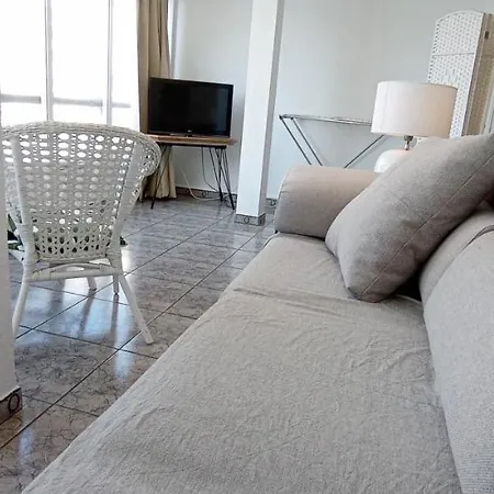 Mediterraneo, Muy Centrico, En Plaza Triangular, Soleado, Con Jardines Y Piscina Y La Playa Enfrente Andando, Con Parking Exterior Comunitario *