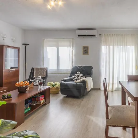2br Flat - Aircon - 5 Min Walk To Beach