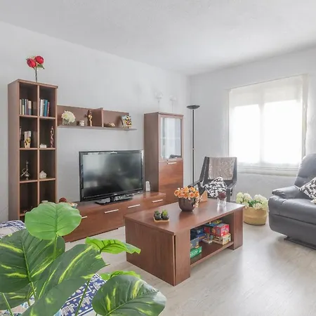 2br Flat - Aircon - 5 Min Walk To Beach