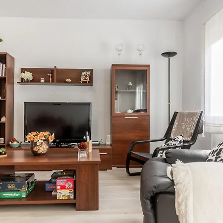 Apartment 2br Flat - Aircon - 5 Min Walk To Beach