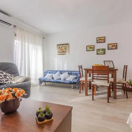 Apartment 2br Flat - Aircon - 5 Min Walk To Beach