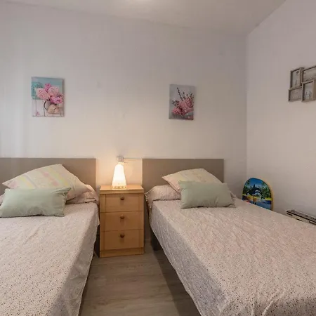 2br Flat - Aircon - 5 Min Walk To Beach