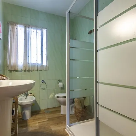 2br Flat - Aircon - 5 Min Walk To Beach *