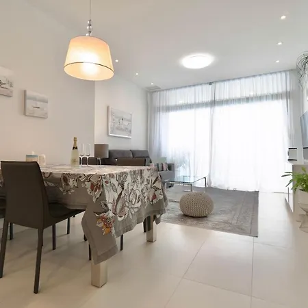Sunset Drive Deluxe Apartment