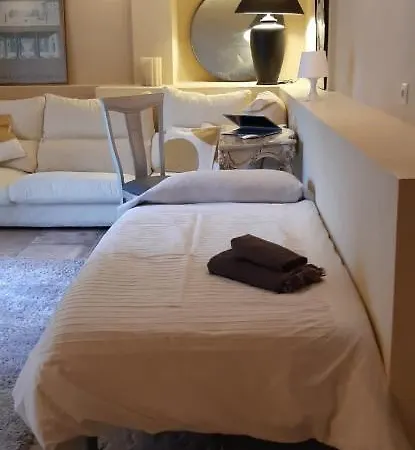 홈스테이 - Kitchen, Pool, Barbecue And Large Garden
