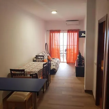 Apartment Queen Apartment. Cozy & Close To The Beach Apartment. Pool/parking. *