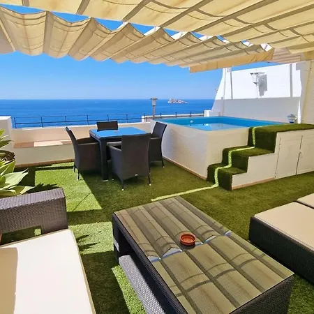 Terraza Con Piscina Privada Y Vistas Al Mar