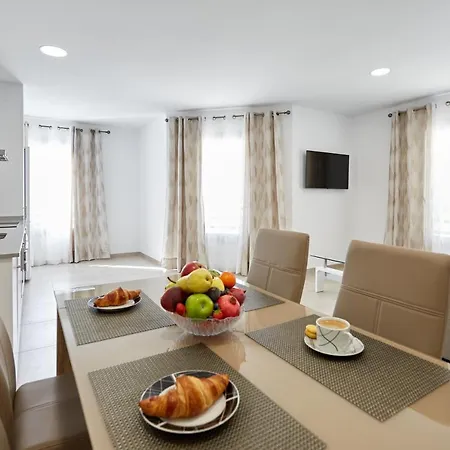 Sonrisa Deluxe Apartments, Levante *