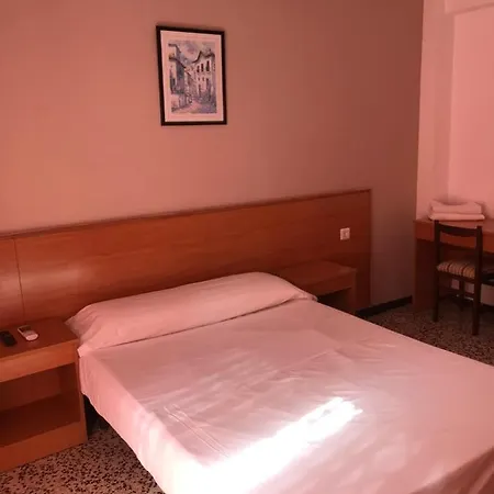 Iris Hotel *