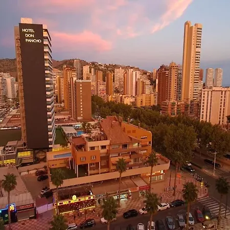 Gerona On The Strip With Pool & Parking