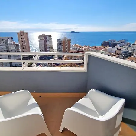 En El Centro De Y Con Vistas Al Mar