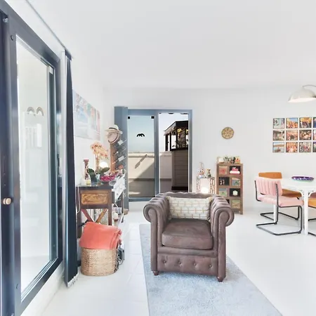 Old Penthouse With Fantastic Views & Parking Apartment