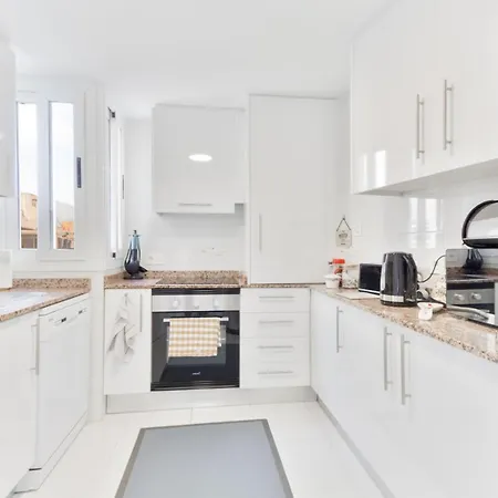 Apartment Old Penthouse With Fantastic Views & Parking