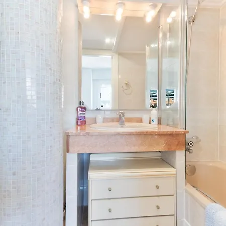 Old Penthouse With Fantastic Views & Parking Apartment