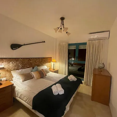 Apartment Traveler's With Sea View, Free Coffee & Parking *