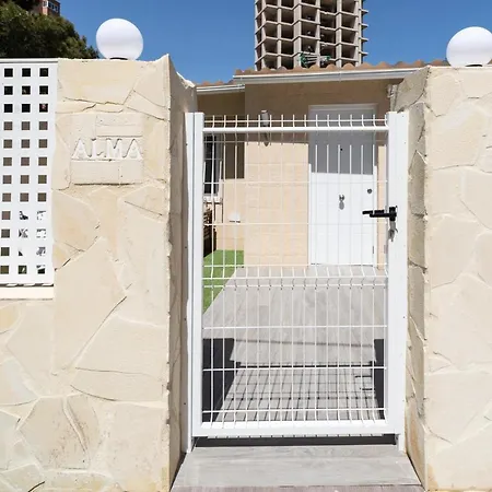 Alma Con Terreno Privado Y Parking Compartido - A 800m De Playa Poniente 펜션