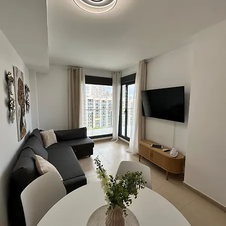 Apartment Beachside Luxe 1br: New & Chic Benidorm