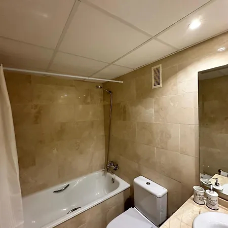 Beachside Luxe 1br: New & Chic Apartment