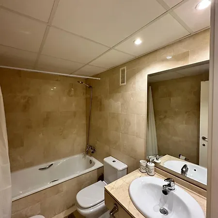 Beachside Luxe 1br: New & Chic