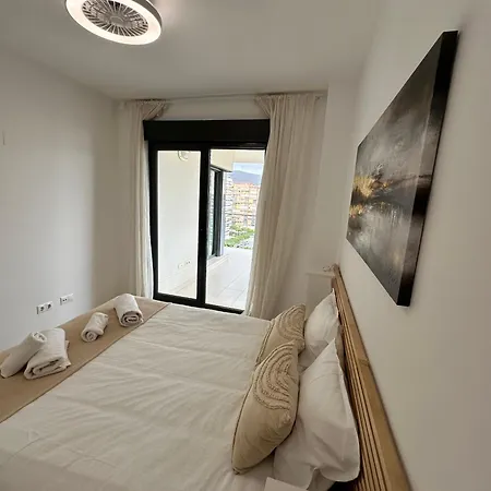 Beachside Luxe 1br: New & Chic