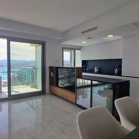 Apartamento Planta 37: Terraza Privada Con Vistas Al Mar