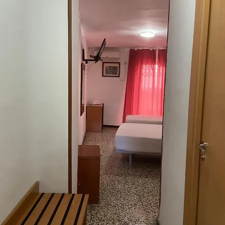 Iris Hotel *