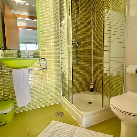 Apartment Highrise With Stunning Views From Private Balcony 85 *