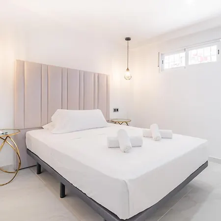 Halcon Deluxe 17-c Levante Apartment