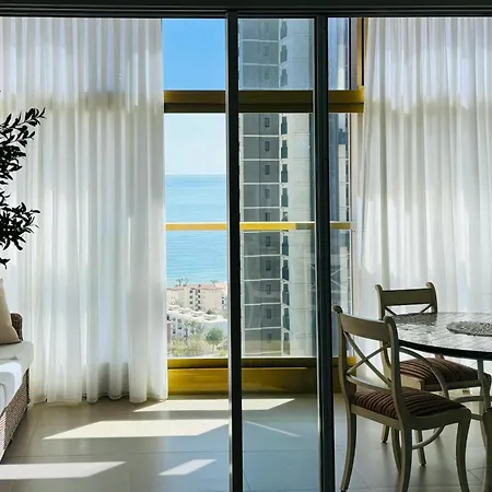 Apartment Intempo Golden Tower *