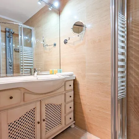 Arenas Beachfront Apartment *