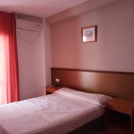 Iris Hotel *