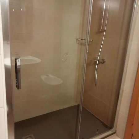 Iris Hotel *