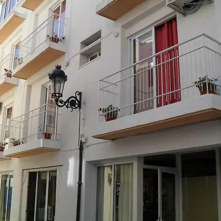 Iris Hotel *