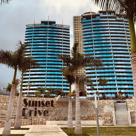 Sunset Drive Deluxe Apartment *