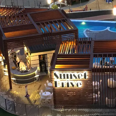 Sunset Drive Deluxe Apartment *
