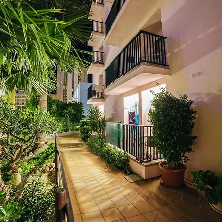 Palm Court Apartment *