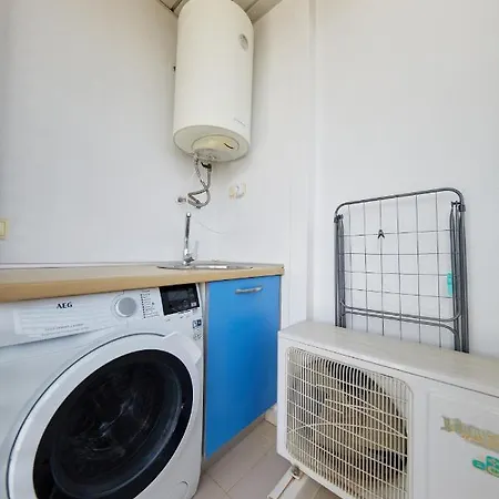 Luxury, Newly Renovated 1-bedroom By The Beach Apartment *