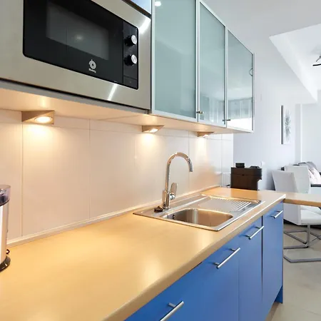 Luxury, Newly Renovated 1-bedroom By The Beach Apartment *