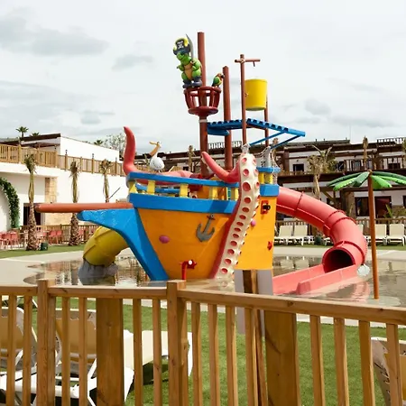 אתר נופש Magic Pirates Island בנידורם