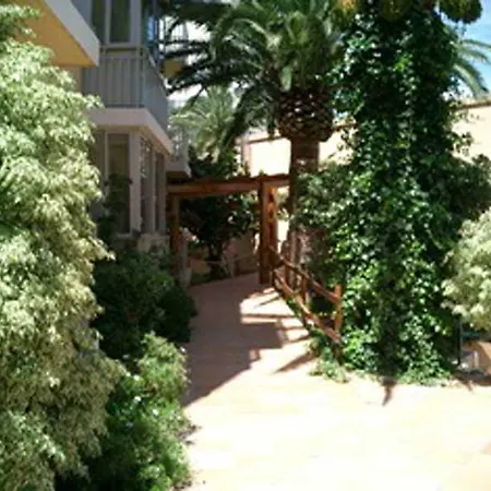 Palm Court Apartment *