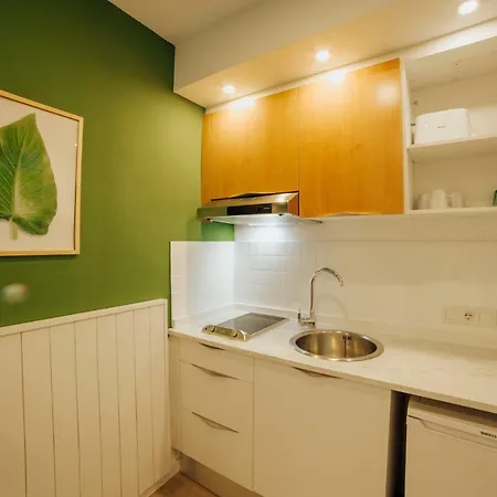 Palm Court Apartment *