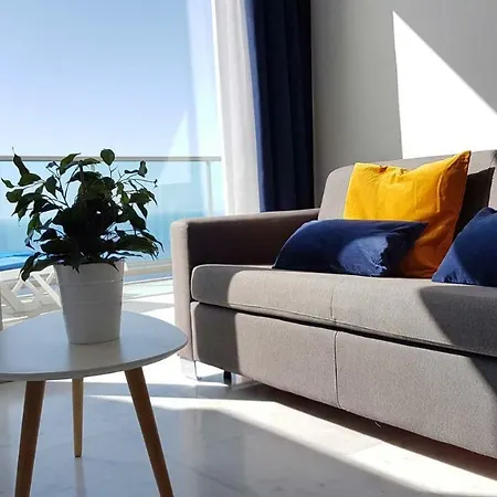 Deluxe Penthouse On The 42nd Floor With Amazing Sea Views Lägenhet *