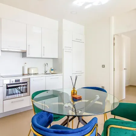 1 Bedroom In Apartment *