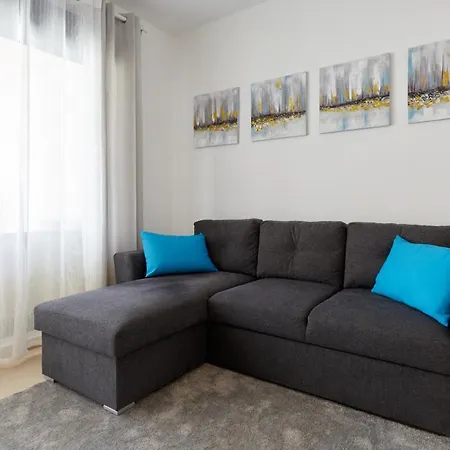 Apartment Luxurious Newly Renovated 2 Bedroom By The